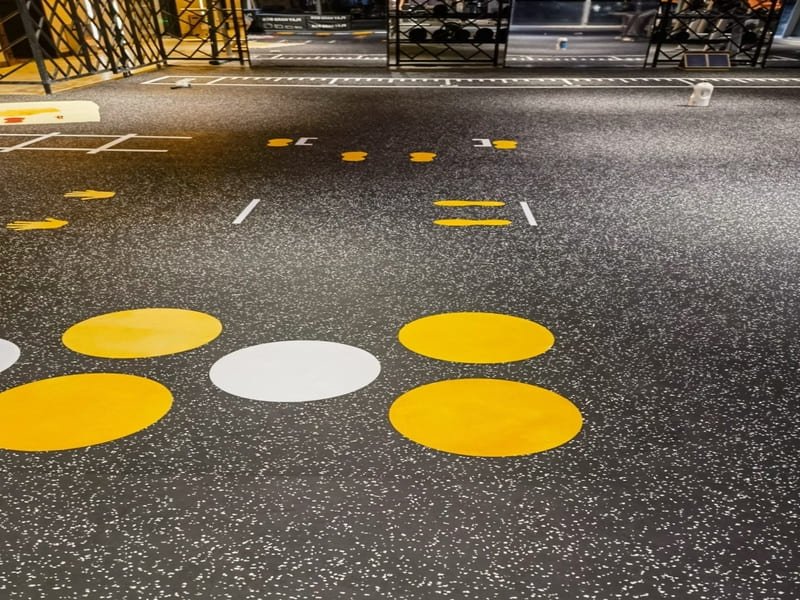 Диаграмма, показывающая силу удара, рассеиваемую резиновым полом по сравнению с бетоном.